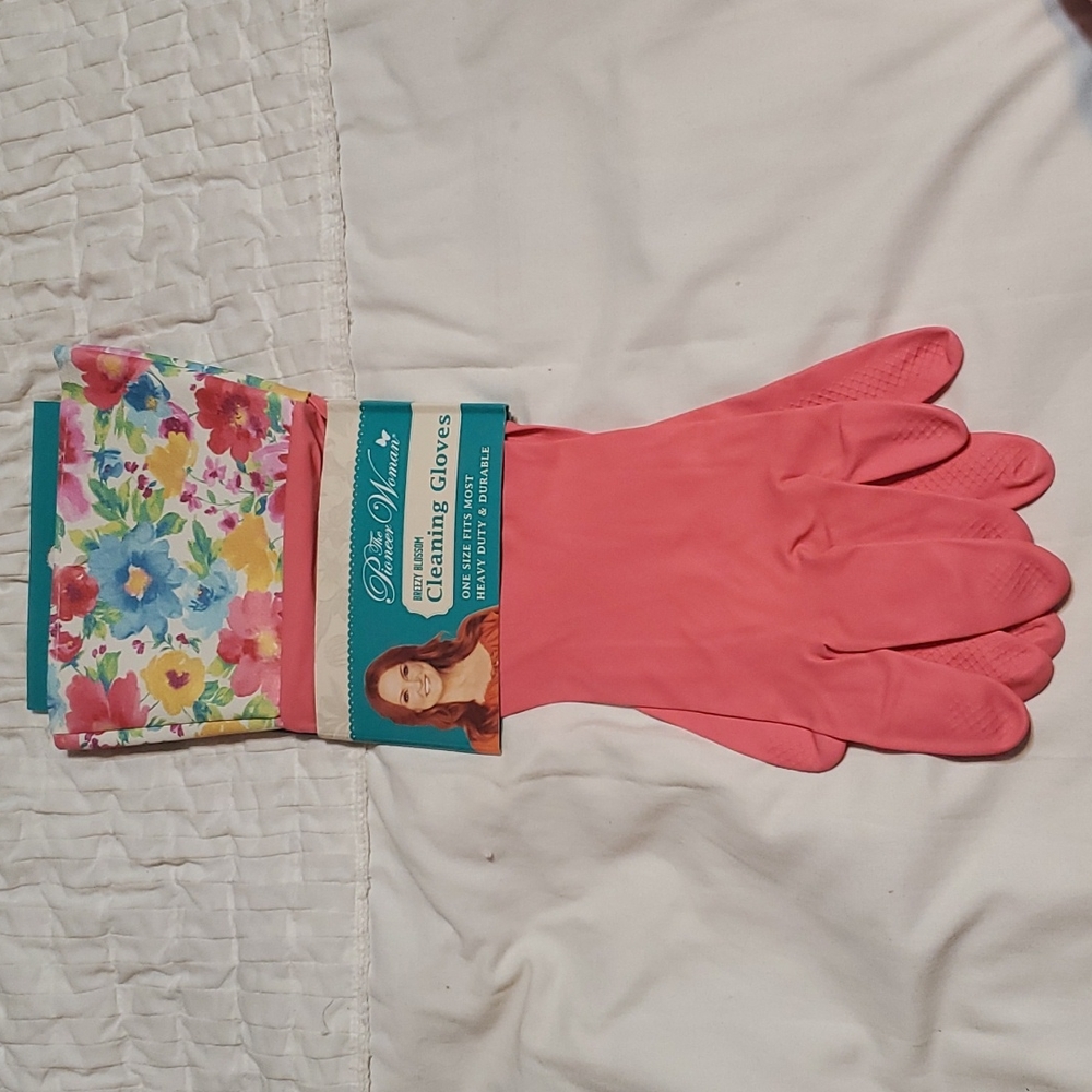 The Pioneer Woman Breezy Blossom Pink Cleaning gloves .